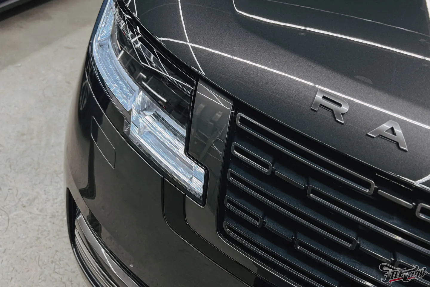 Защитили Range Rover Autobiography прозрачным глянцевым полиуретаном и оклеили панель и экран в салоне